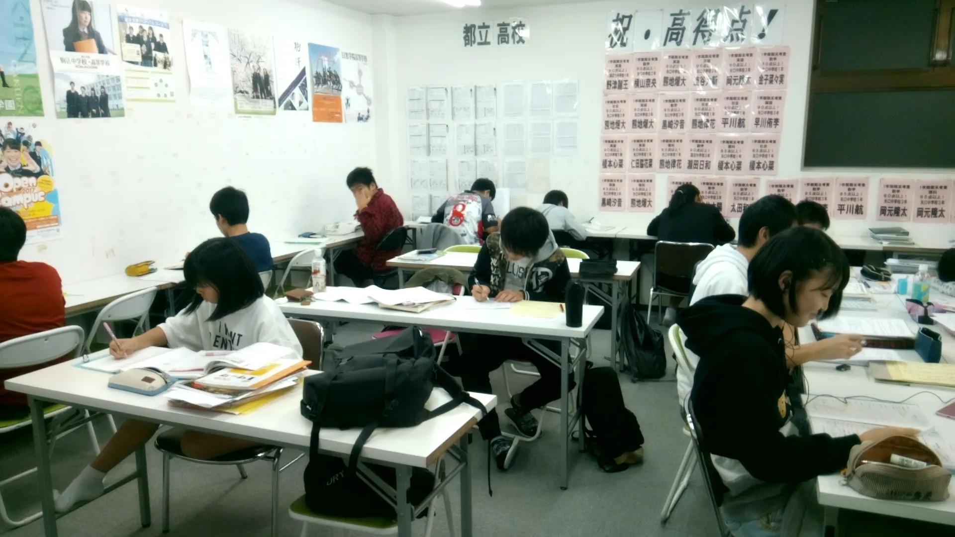 中学生の学習風景